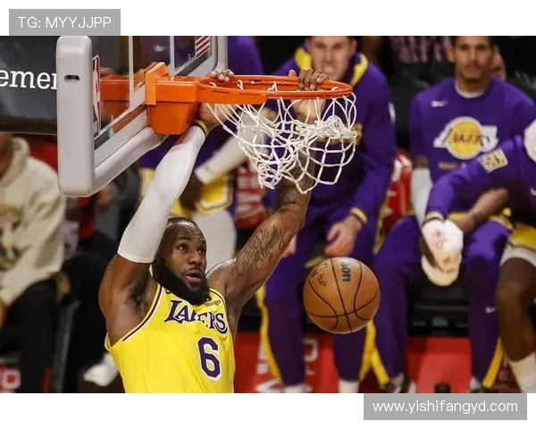 詹姆斯伤愈复出领衔湖人迎战勇士 双方鏖战四节激烈对抗